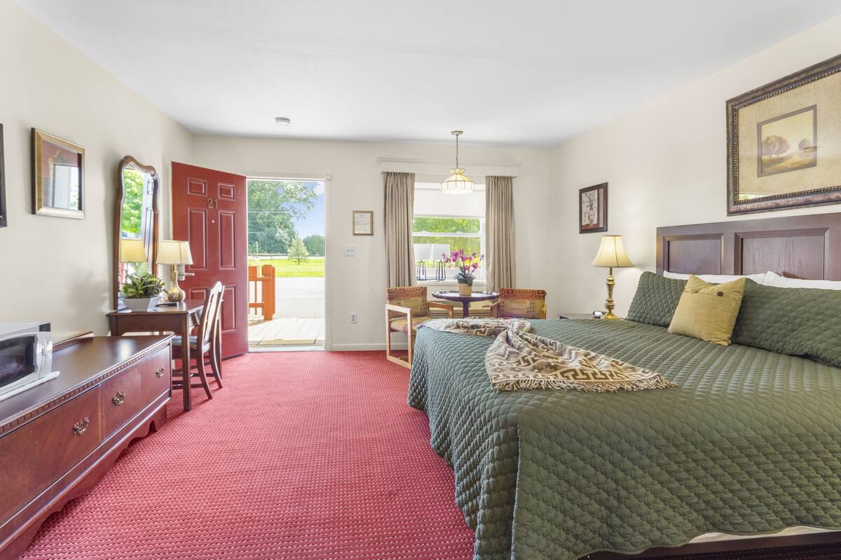 Business Room, 1 King Bed | Desk, laptop workspace, blackout drapes, soundproofing