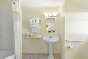 Combined shower/bathtub, hair dryer, soap, shampoo - Blue Spruce Inn & Suites (Valatie)