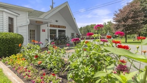 Exterior - Blue Spruce Inn & Suites (Valatie)
