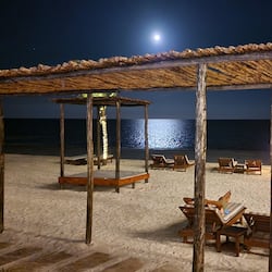 En la playa, arena blanca