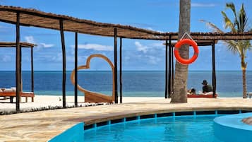 สระว่ายน้ำกลางแจ้ง