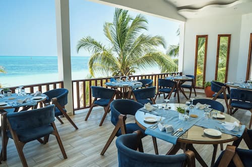 Breakfast, lunch, dinner served; international cuisine, ocean views