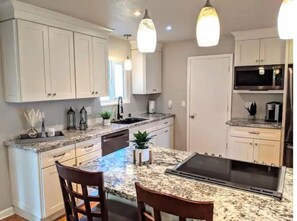 Køleskab, mikrobølgeovn, ovn, kogeplade