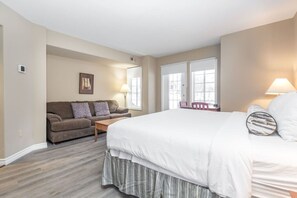 2 soverom, skrivebord, strykejern/-brett og reiseseng for barn