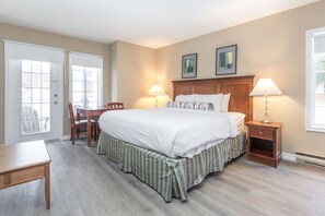2 bedrooms, desk, iron/ironing board, travel cot - Pet Friendly, 2 King Beds, Gym, Pool (Shanty Bay)