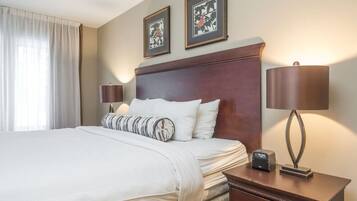 2 chambres, bureau, fer et planche à repasser, lit de bébé portatif