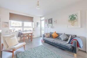 TV - Contemporary 1 BDR Flat Balcony (London)