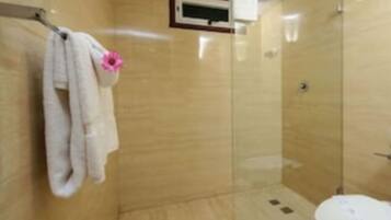 Serviettes fournies, papier toilette