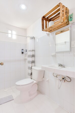 Basic Room | Bathroom | Shower, rainfall showerhead, towels - Posada Las Coloradas (Rio Lagartos)