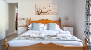 5 bedrooms, travel crib, internet