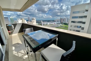 Apartment | Outdoor dining
