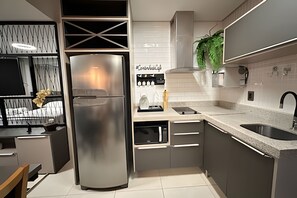 Apartment | Private kitchen | Microwave, coffee/tea maker, blender, cookware/dishes/utensils - iFlat Brookfield Towers (Goiania)