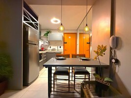 Apartamento | Cocina privada | Microondas, cafetera o tetera, licuadora y utensilios de cocina