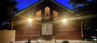 Make memories at our unique & family/pet-friendly log home in historic Ft Benton