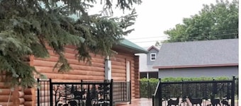 Make memories at our unique & family/pet-friendly log home in historic Ft Benton