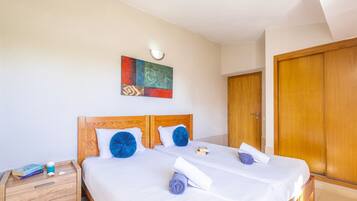 5 bedrooms, in-room safe, iron/ironing board, WiFi (free)