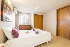 5 bedrooms, in-room safe, iron/ironing board, WiFi (free) - Villa with pool and BBQ in Oura (Albufeira)