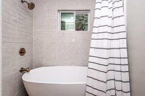 Secador de cabelo, toalhas de banho, sabonete, papel higiênico