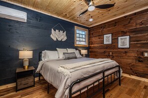 1 bedroom, iron/ironing board, travel cot, free WiFi - Little Blue, cozy cabin with hot tub, fire pit, and cornhole near Polar Express (Bryson City)