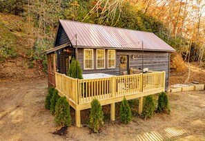 Outdoor spa tub - Little Blue, cozy cabin with hot tub, fire pit, and cornhole near Polar Express (Bryson City)