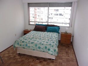 1 dormitorio, tabla de planchar con plancha, wifi y ropa de cama