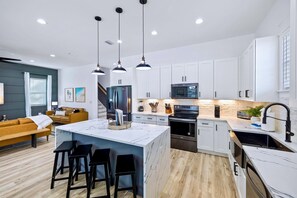 Refrigerador, microondas, horno, placa de cocina