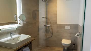 Business-Zimmer | Badezimmer | Dusche, Regendusche, Handtücher