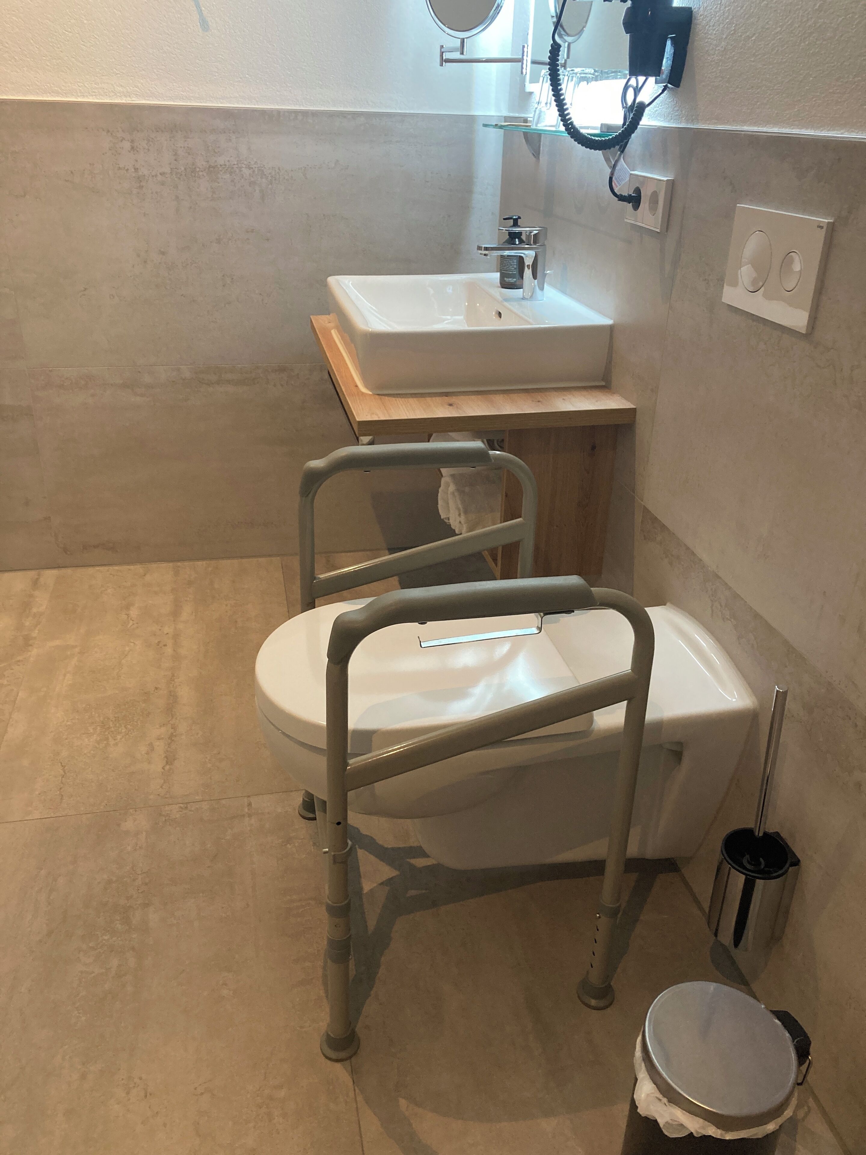 Une salle de bain comprenant des toilettes, un lavabo et un espace douche.