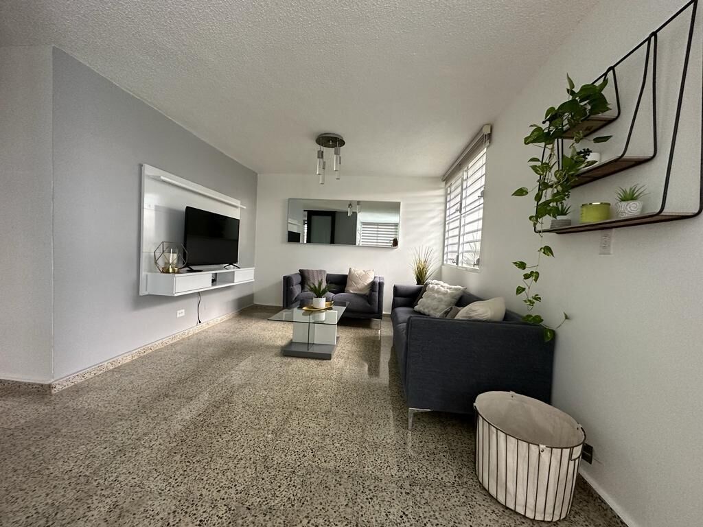 Téléviseur connecté, livres, chaîne audio