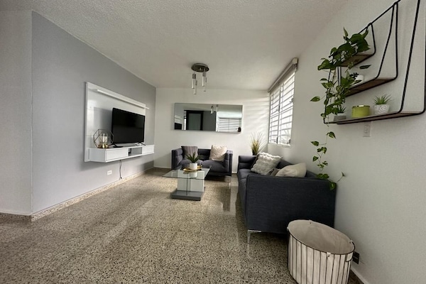 Een smart-tv, boeken en een stereo