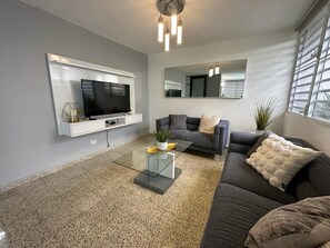 Smart-TV, Bücher, Stereoanlage