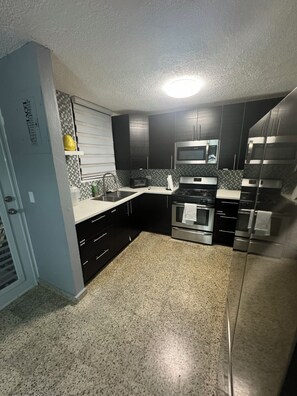 Kühlschrank, Mikrowelle, Ofen, Herdplatte