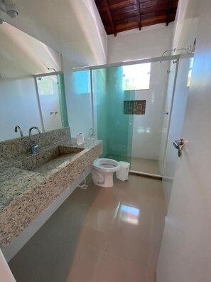 Comfort Triple Room | Bathroom - Foca Guest House (Búzios)