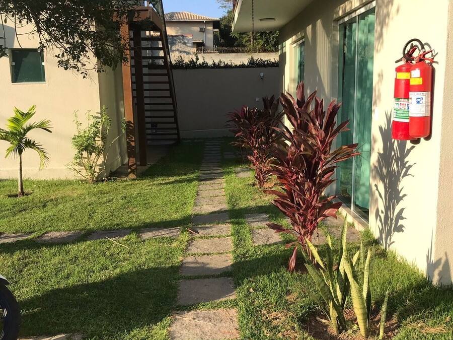 Un camino que lleva a un edificio con un extintor en la pared.
