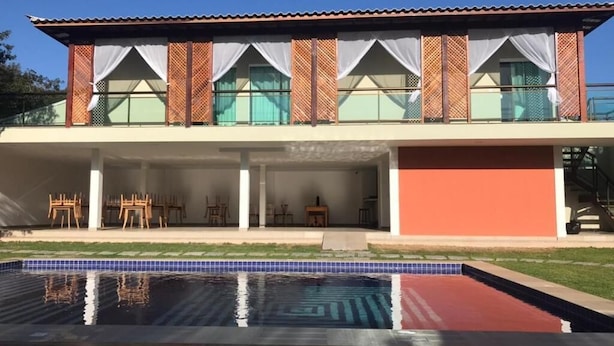 A two-story house with a swimming pool in front. - Foca Guest House (Búzios)