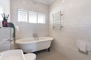Apartment (2 Bedrooms) | Bathroom