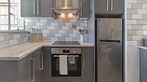 Apartment (2 Bedrooms) | Private kitchen - Tweede Boom (Cape Town)
