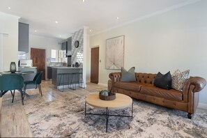 公寓 (2 Bedrooms) | 客廳 | 42 吋LED 電視連衛星電視頻道