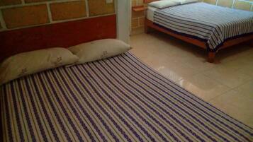 Habitación familiar, 2 camas matrimoniales | 1 habitación y wifi gratis