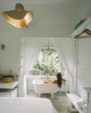 Chalet pour lune de miel, baignoire à remous | 1 chambre, literie de qualité, décor unique, ameublement unique