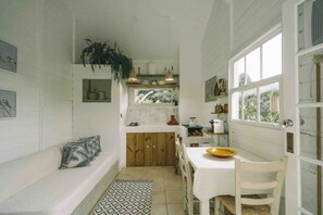 Chalet pour lune de miel, baignoire à remous | Cuisine privée | Réfrigérateur, four à micro-ondes, vaisselle et ustensiles