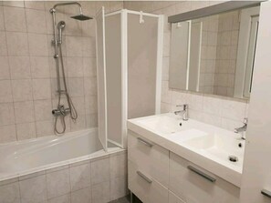 Dortoir Partagé, 1 chambre | Salle de bain