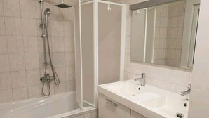 Shared Dormitory, 1 Bedroom | Bathroom - Room-room With 2 Separated Beds (Mortsel)