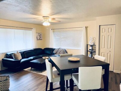 Beautiful 2 bedroom unit across from UF stadium
