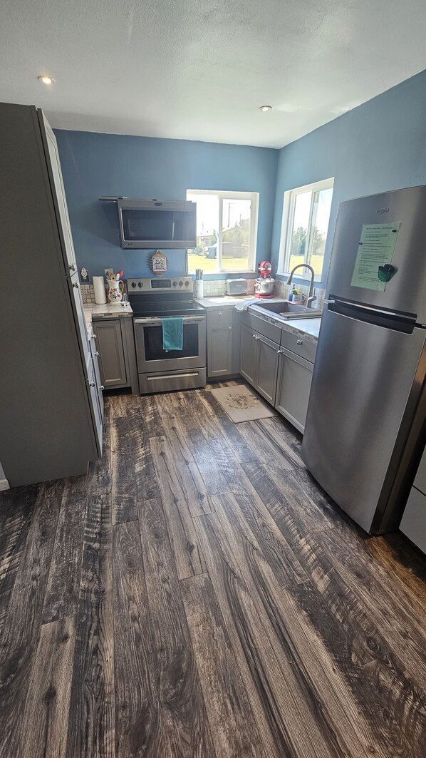 Frigorífic, microones, forn i placa de cuina 