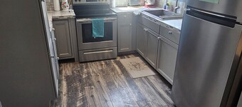 Cozy Country Cottage- a farm experience, yet close to town 