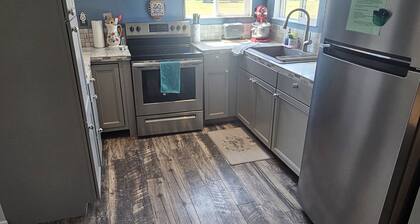 Cozy Country Cottage- a farm experience, yet close to town