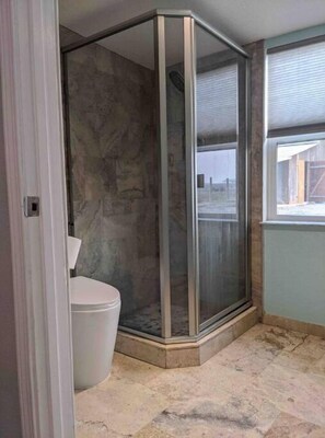 Dusche, Haartrockner, Handtücher, Seife