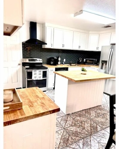 6Bedrooms/7Beds/3Bath/2Large Driveways/Pooltable/Arcade Machines