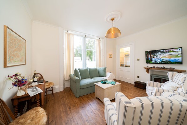 Living area - Dreamy One Bedroom Apartment with Garden near Dunkeld (Dunkeld)